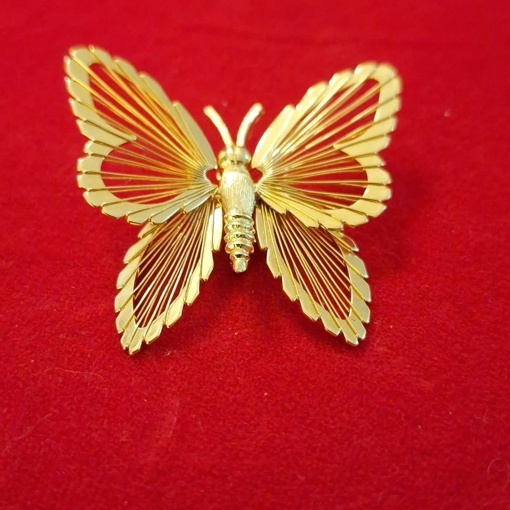 Vintage Monet butterfly brooch gold tone wire wings insect moth jewelry pin - Picture 4 of 10